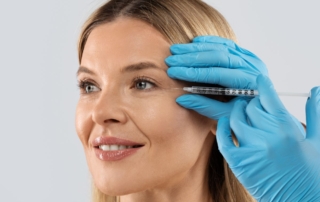 Kobieta otrzymuje zabieg osoczem bogatopłytkowym pod oczy.
