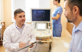 Lekarz rozmawia z pacjentem w gabinecie urologicznym.