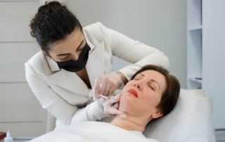 Kobieta poddaje się zabiegowi estetycznemu znanemu jako wampirzy lifting.