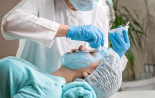 Osoba poddawana zabiegowi na twarz w ramach medycyny estetycznej.