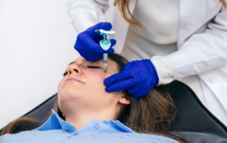 Kobieta poddawana jest zabiegowi estetycznemu zwanemu wampirzy lifting.