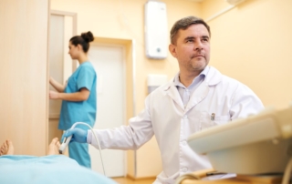 Lekarz wykonuje badanie ultrasonograficzne w poradni urologicznej.