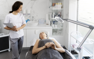 Pacjentka w gabinecie, gdzie lekarz medycyny estetycznej przygotowuje się do zabiegu.