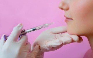 Zabieg medycyny estetycznej ukazujący powiększanie ust.