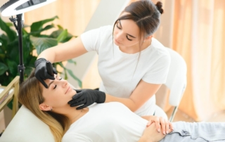 Osoba wykonująca zabieg w gabinecie, który specjalizuje się w medycynie estetycznej.