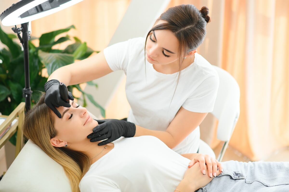 Osoba wykonująca zabieg w gabinecie, który specjalizuje się w medycynie estetycznej.