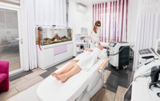 Kobieta otrzymuje zabieg w klinice medycyny estetycznej.