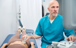 W gabinecie urologicznym lekarz wykonuje badanie USG pacjentce.