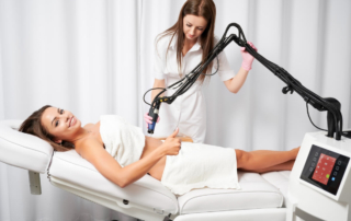 Lekarz medycyny estetycznej wykonuje zabieg laserowy.