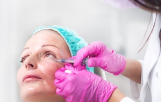 Specjalistka wykonuje zabieg z użyciem osocza bogatopłytkowego pod oczy.