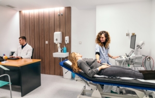 Kobieta podczas badania USG u dobrego urologa w nowoczesnym gabinecie.