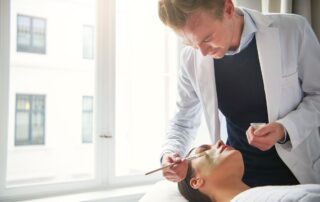 Dermatologia estetyczna leczy rumień, teleangiektazje, przebarwienia i blizny: diagnostyka przyczyny, wyciszanie skóry, fotoprotekcja, biostymulacja.