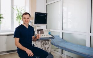 Jak wygląda wizyta u urologa: wywiad, badanie fizykalne, badanie moczu i krwi, USG nerek i pęcherza z oceną zalegania, czasem PSA.