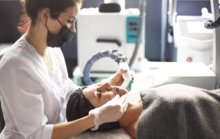 Medycyna estetyczna: diagnostyka, kwalifikacja i plan zabiegów na zmarszczki, wiotkość i blizny; efekty botoksu 4–6 mies., HA 6–18 mies.