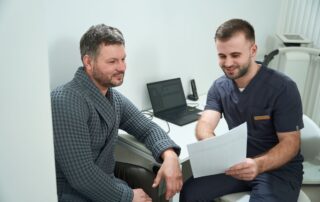 Czy kobieta może iść do urologa? Urolog diagnozuje układ moczowy; wskazania: ból przy mikcji, częstomocz, ZUM, krwiomocz.