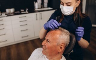 Badanie skóry głowy u trychologa wskazane przy wypadaniu włosów > kilka tyg., świądzie, łupieżu, strupach lub przerzedzeniach; wywiad i trychoskopia.