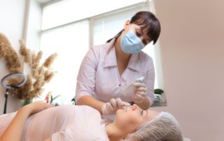 Dermatologia estetyczna na blizny potrądzikowe spłyca i wygładza zmiany; zwykle 3–6 zabiegów co 2–4 tyg., efekt stopniowy.