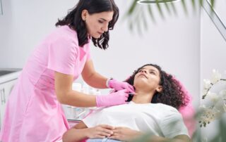 Medycyna estetyczna wspiera regenerację skóry po laserze i peelingu: nawilża, odbudowuje barierę, zmniejsza rumień; PRP, mezoterapia, HA.