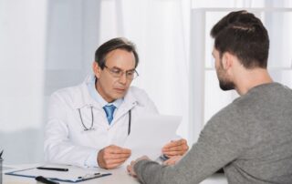 Dobry urolog prowadzi diagnostykę etapową po wywiadzie i badaniu, zleca mocz, posiew, USG i ocenę prostaty, pilnie reaguje na krwiomocz.